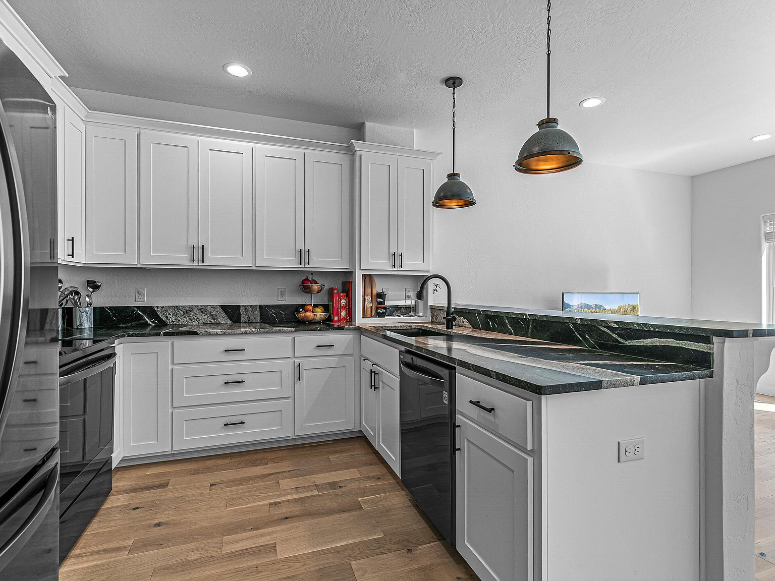 303 Everett Way Talent, OR 97540 - Thumbnail 3