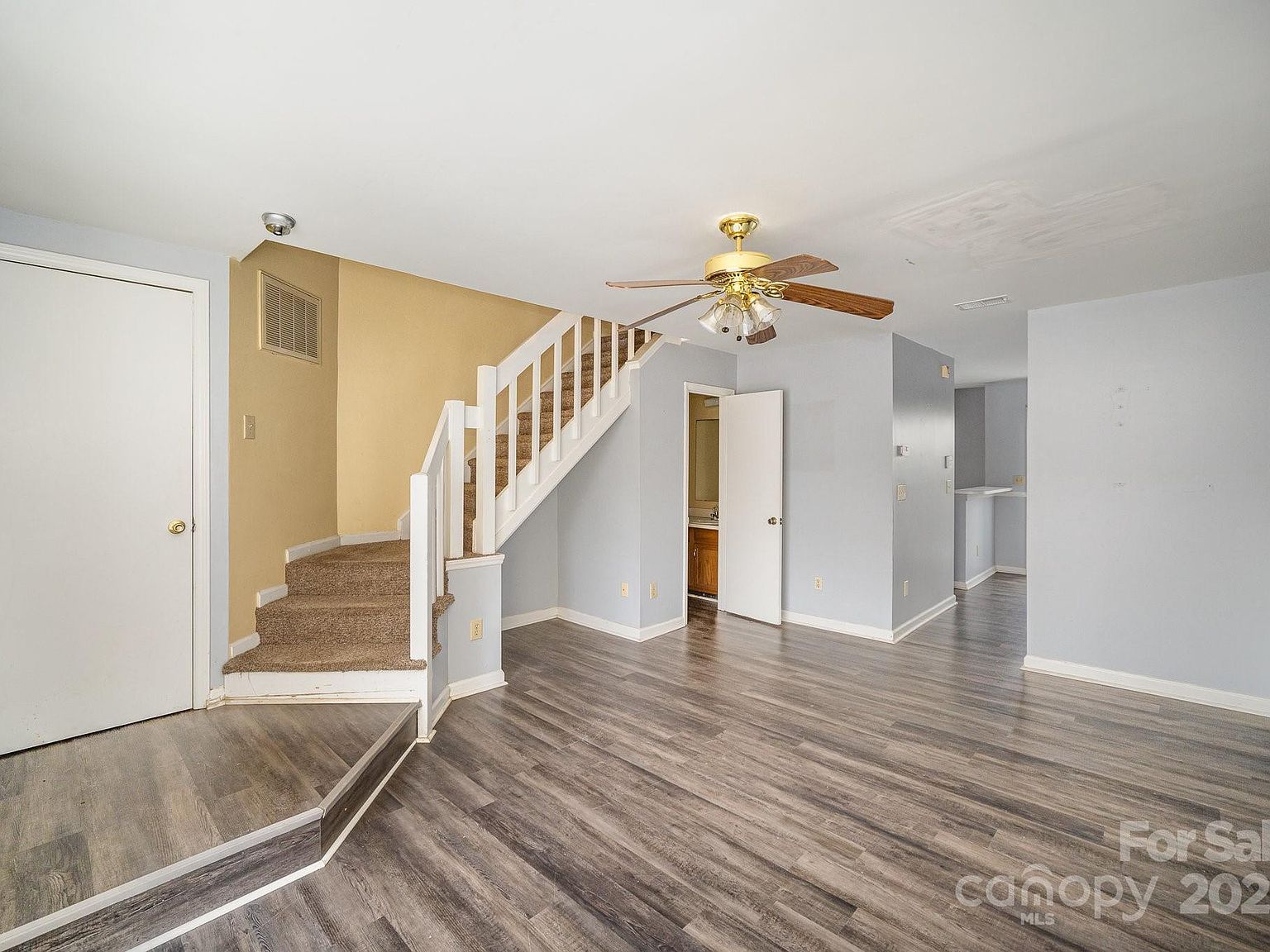 6303 Windsor Gate Ln Charlotte, NC 28215 - Thumbnail 3