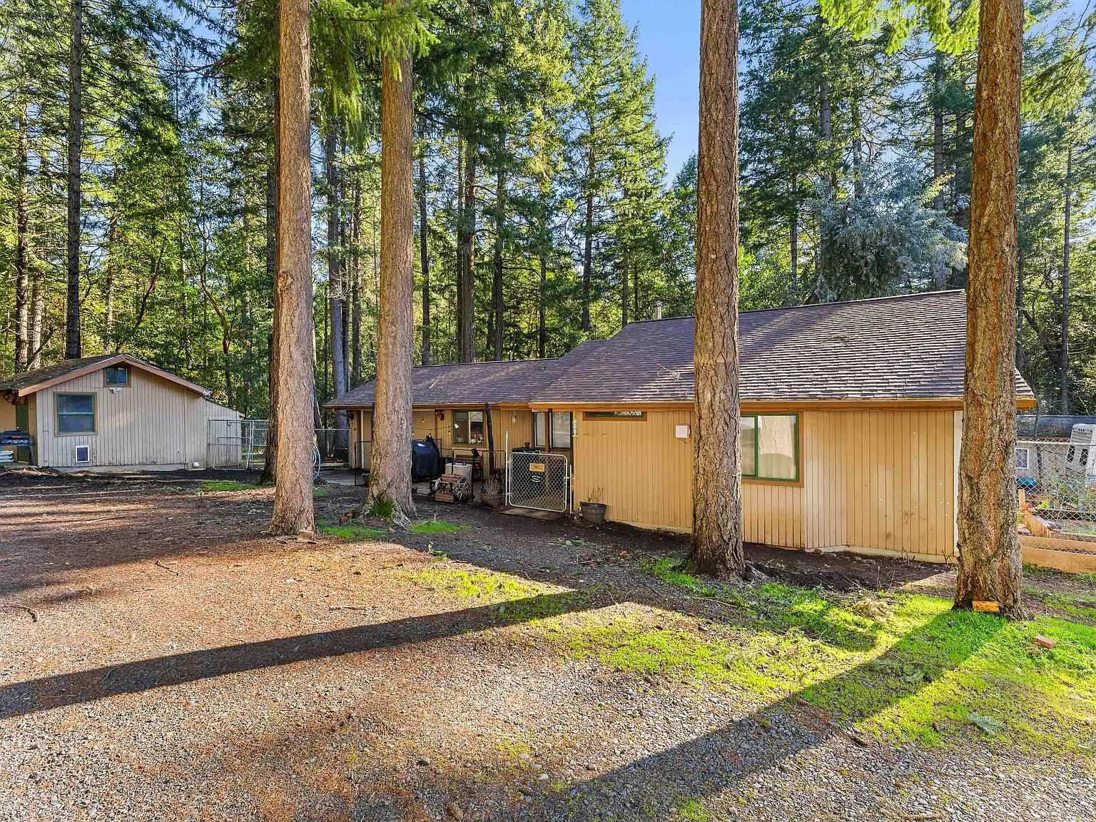 1492 Crooks Creek Rd Selma, OR 97538 - Thumbnail 3