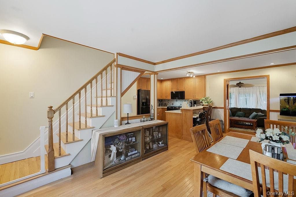 5 Liberty St Hampton Bays, NY 11946 - Thumbnail 3