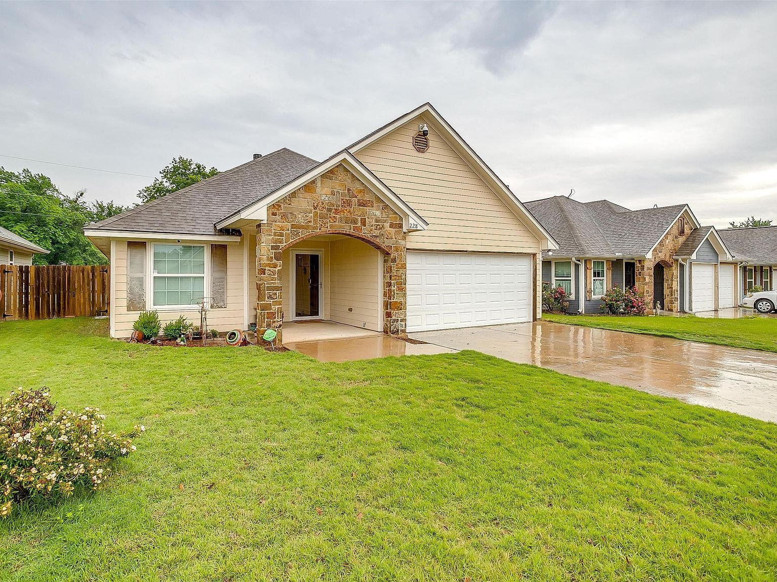 228 Lovers Path Dr Springtown, TX 76082 - Thumbnail 3