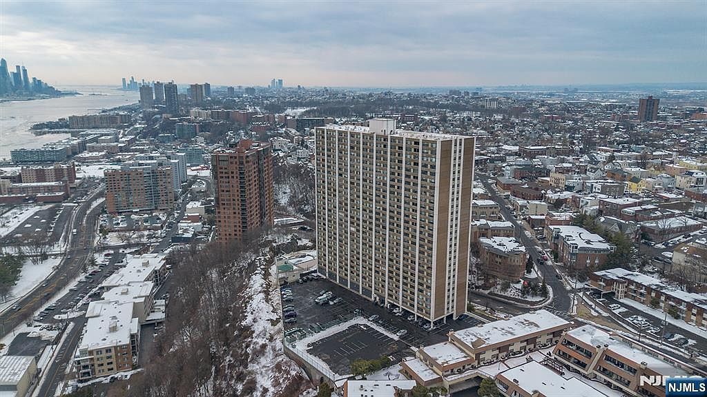 250 Gorge Rd APT 8J Cliffside Park, NJ 07010 - Thumbnail 3