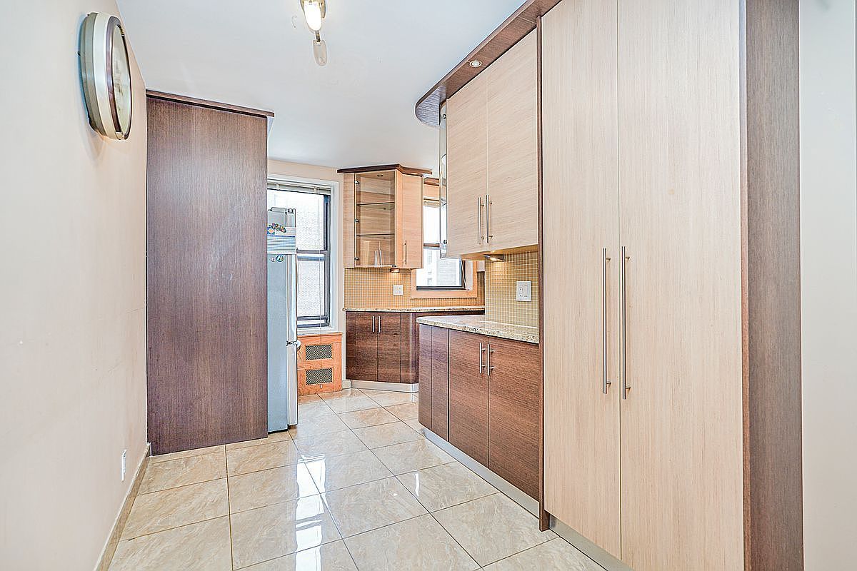 2546 E 13th St APT D9 Brooklyn, NY 11235 - Thumbnail 3