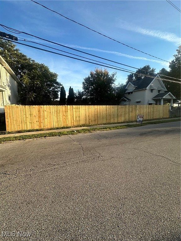 1610 Crestline Ave Cleveland, OH 44109 - Thumbnail 3