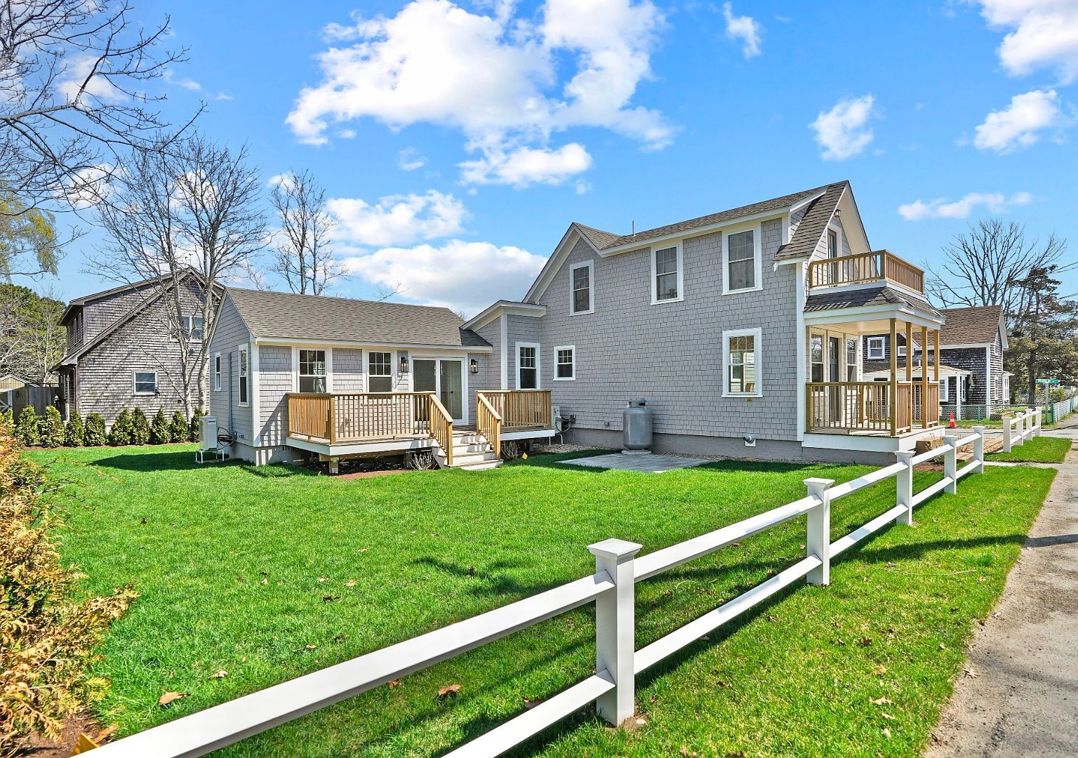 33 Vineyard Ave Oak Bluffs, MA 02557 - Thumbnail 3