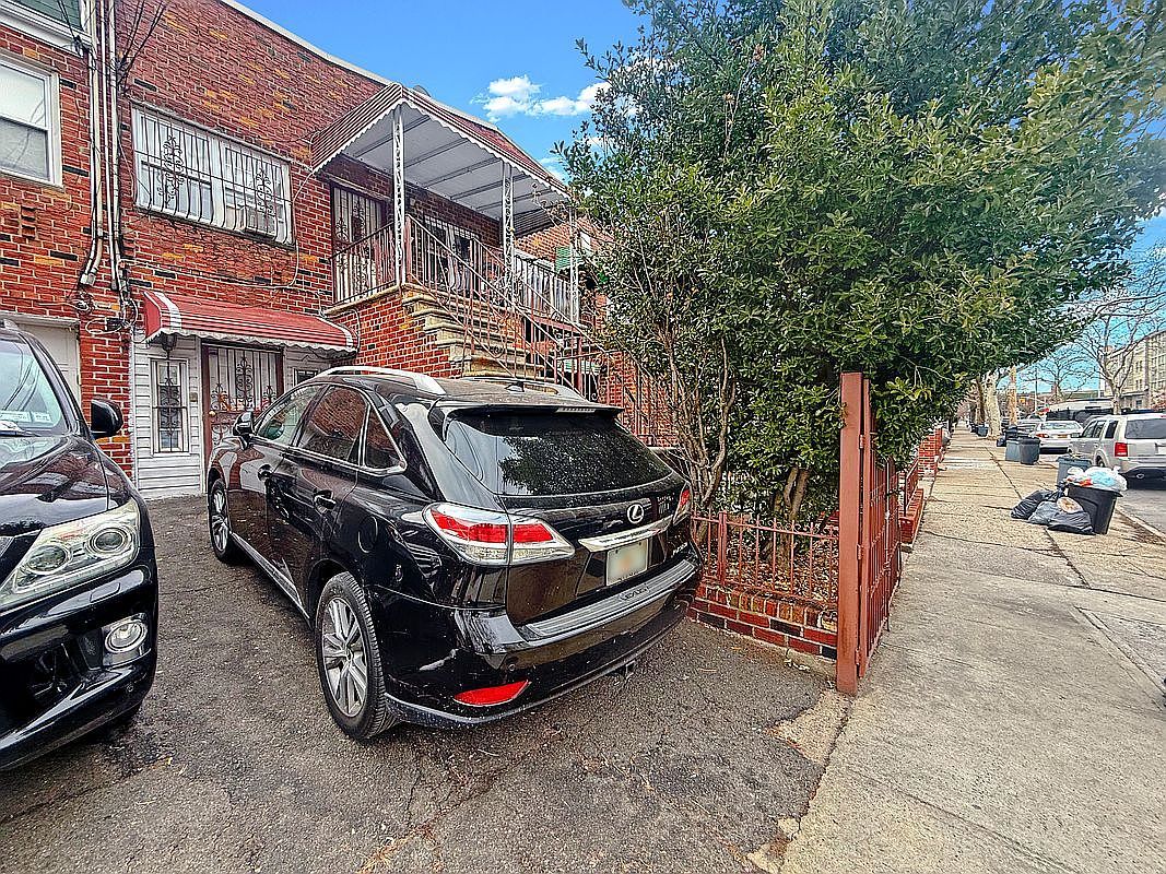 1054 E 100th St Brooklyn, NY 11236 - Thumbnail 3