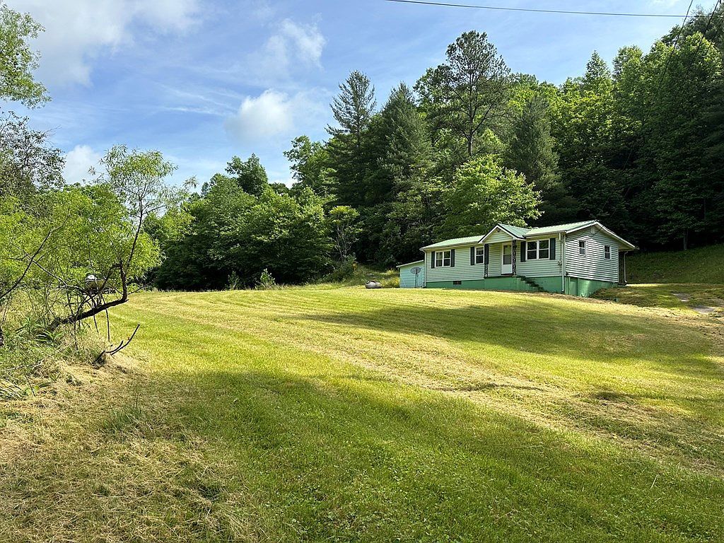 8836 Lovers Gap Rd Vansant, VA 24656 - Thumbnail 3