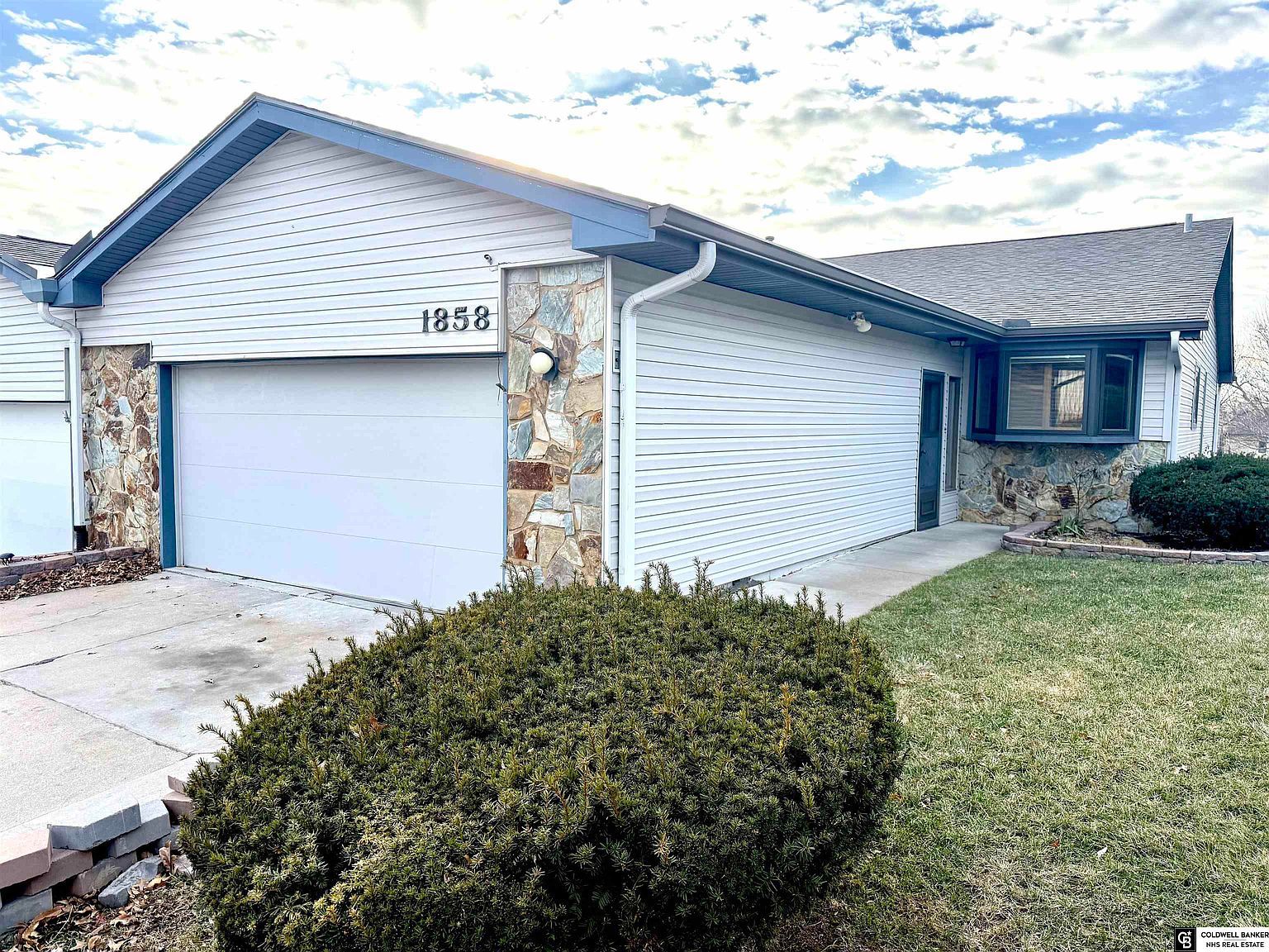 1858 N 93rd Ct Omaha, NE 68114 - Thumbnail 3