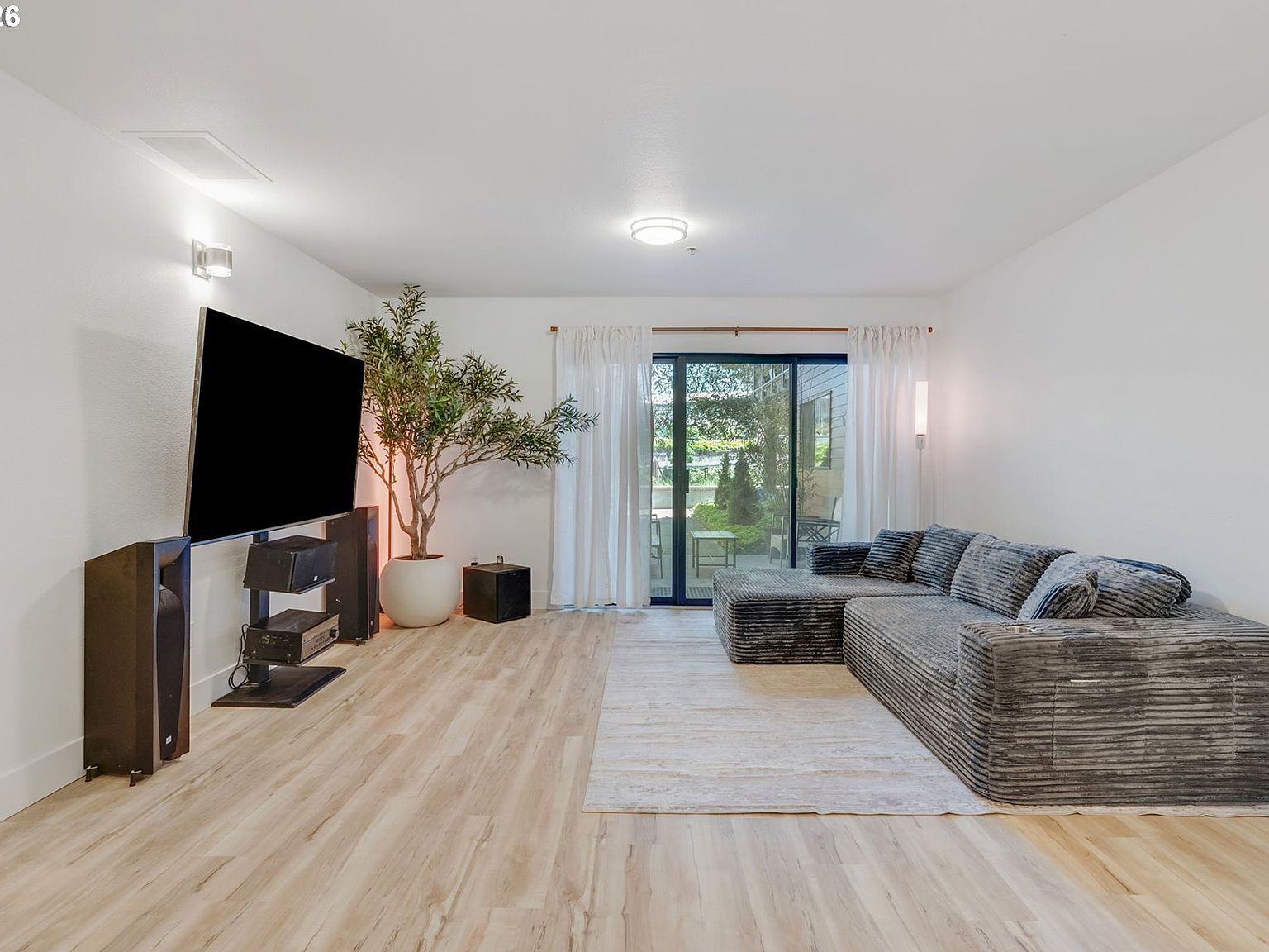 730 NW Naito Pkwy APT E10 Portland, OR 97209 - Thumbnail 3