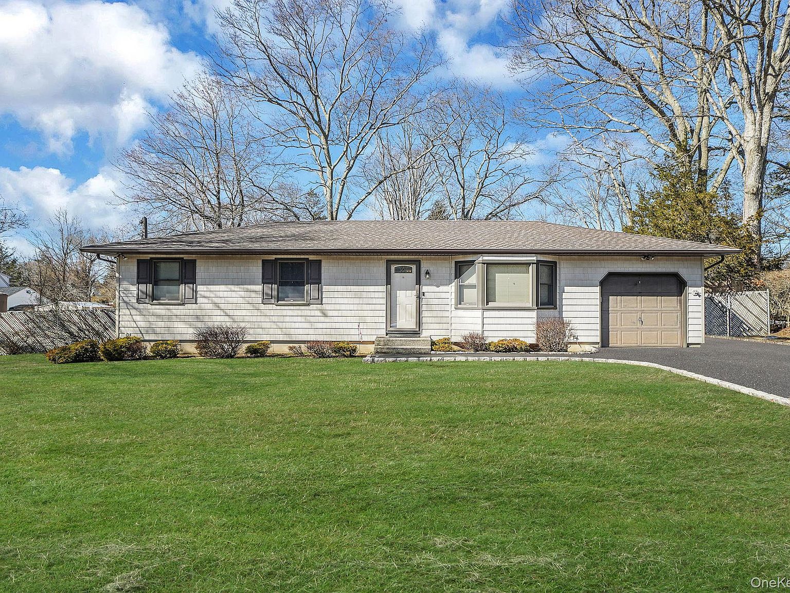 300 Tyler Ave Miller Place, NY 11764 - Thumbnail 3