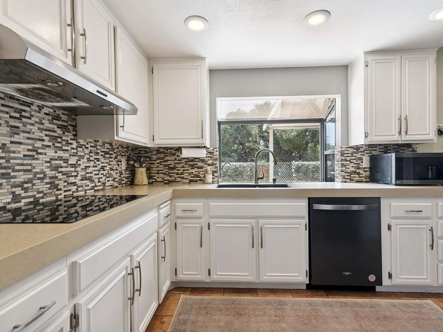 1355 Knoll Dr Oceanside, CA 92054 - Thumbnail 3