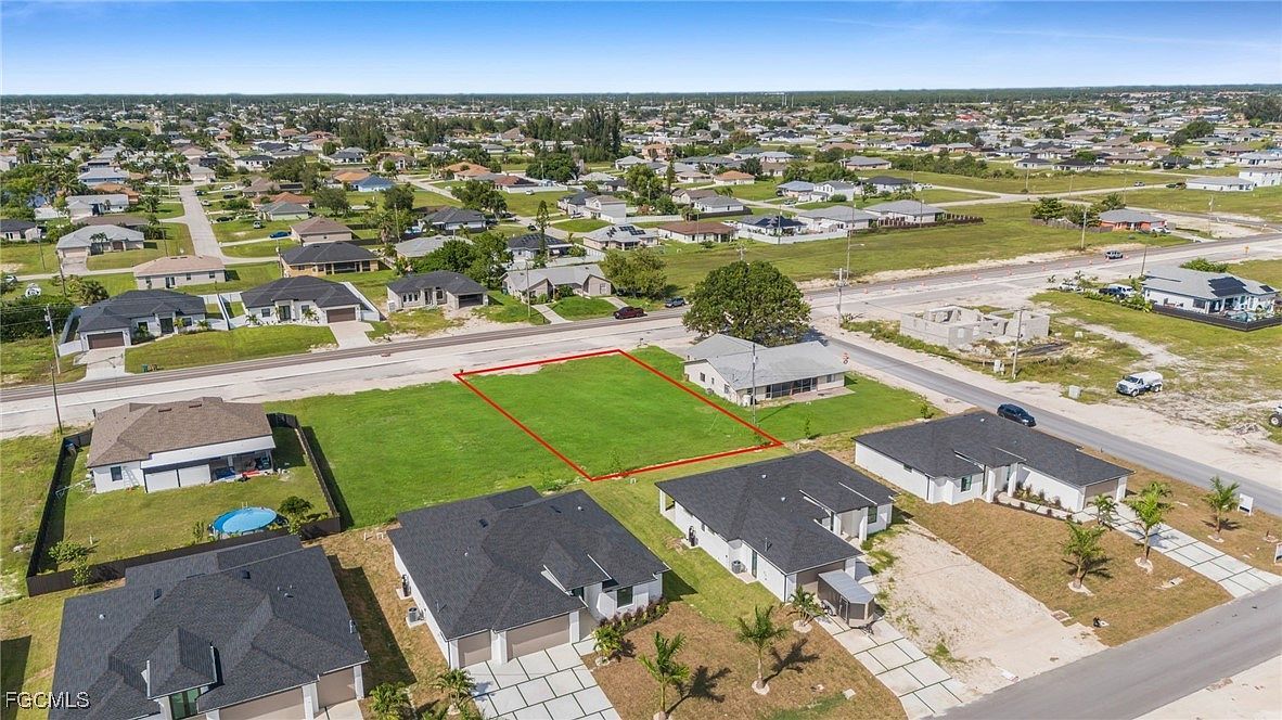 406 Diplomat Pkwy E Cape Coral, FL 33909 - Thumbnail 3