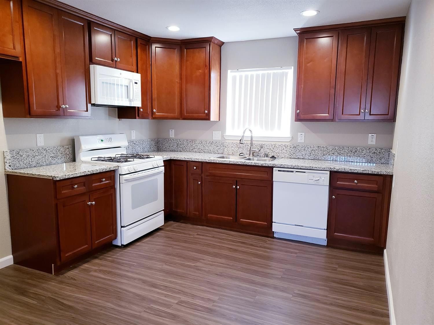 940 Rivera Dr Sacramento, CA 95838 - Thumbnail 3