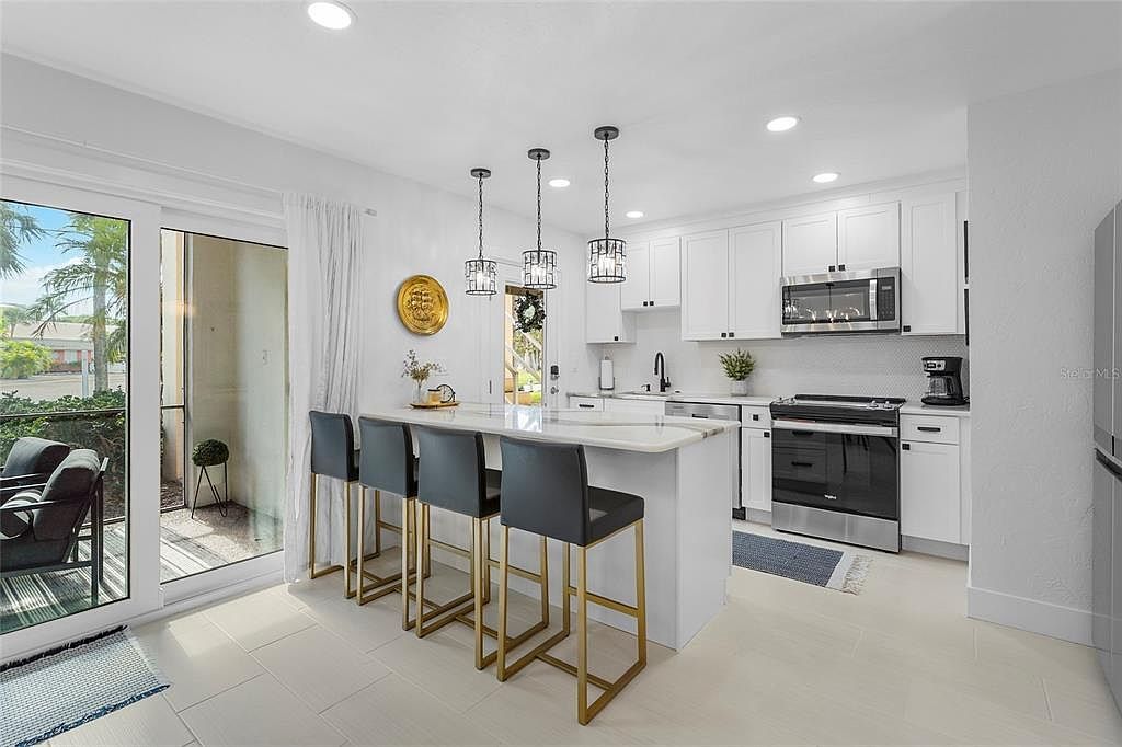 137 Avenida Messina APT 2 Sarasota, FL 34242 - Thumbnail 3