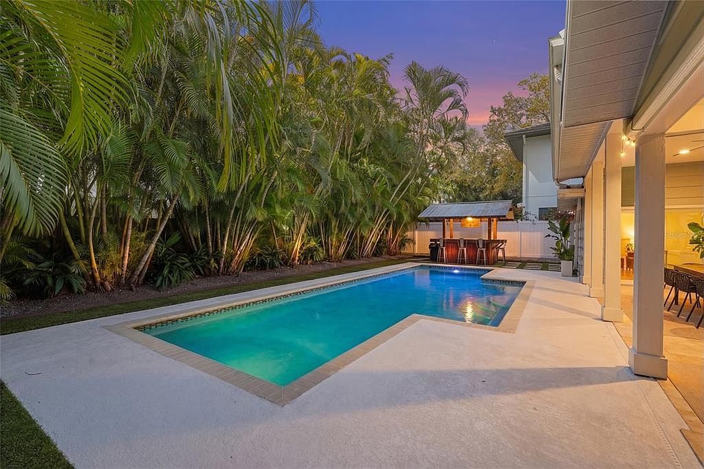 1920 Wisteria St Sarasota, FL 34239 - Thumbnail 3