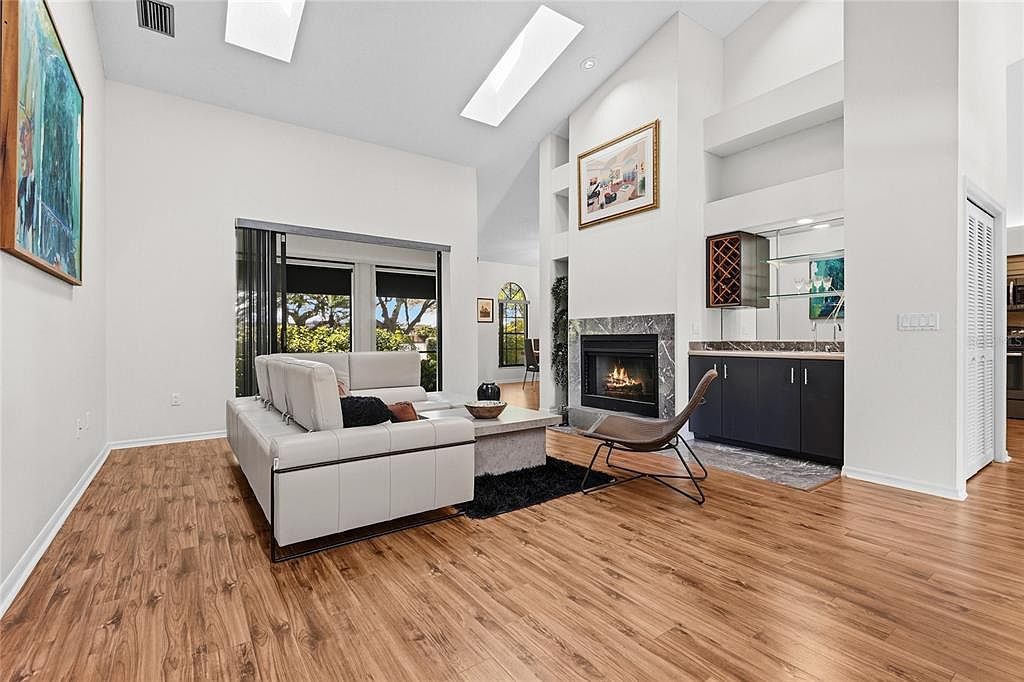 4531 Las Brisas Ln Sarasota, FL 34238 - Thumbnail 3