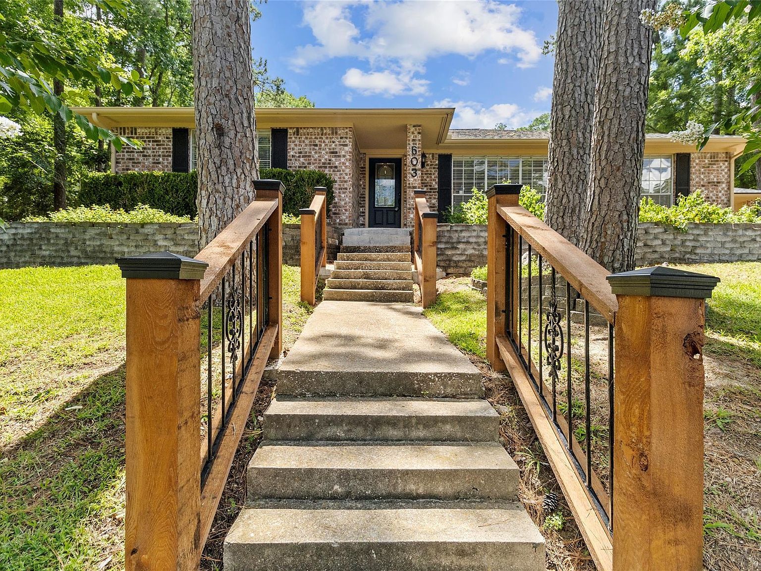 603 Hillcrest Dr Huntsville, TX 77340 - Thumbnail 3