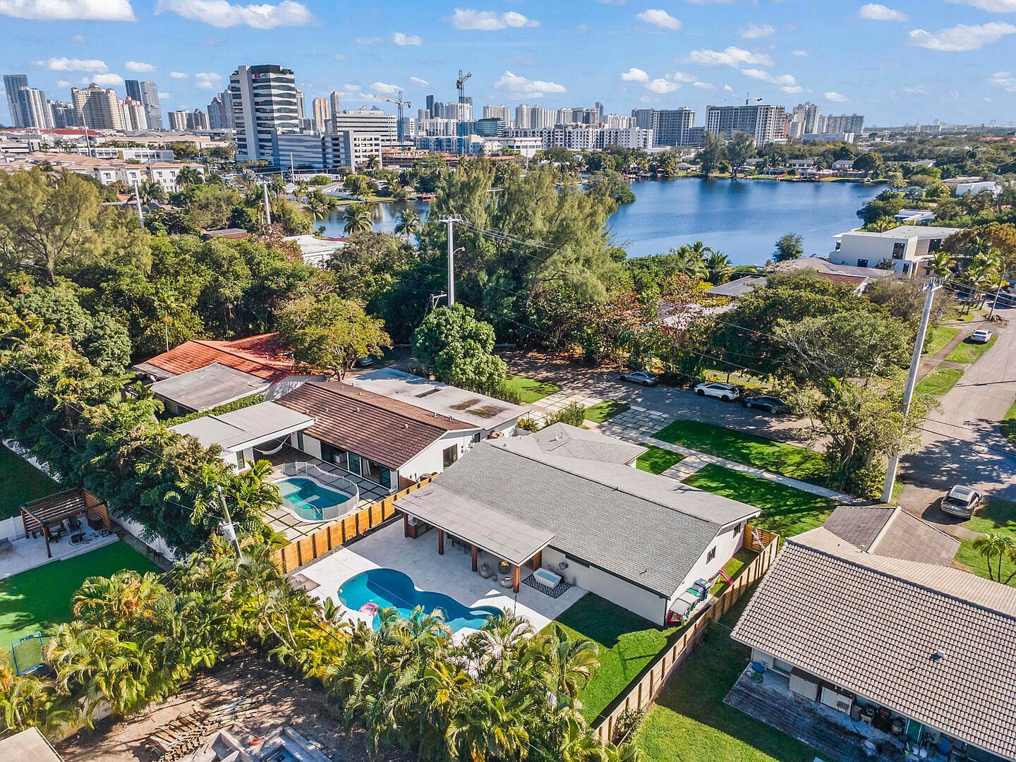 2451 NE 199th St Miami, FL 33180 - Thumbnail 3