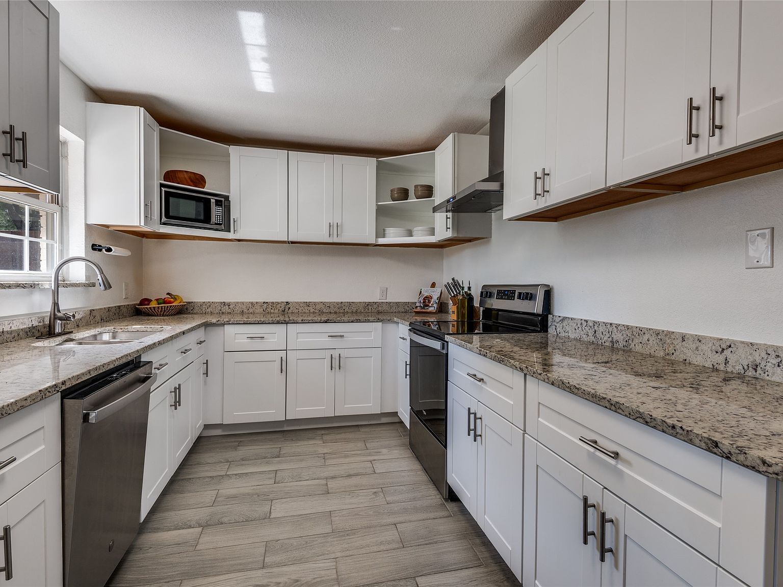 1906 Woodoak Dr Irving, TX 75060 - Thumbnail 3