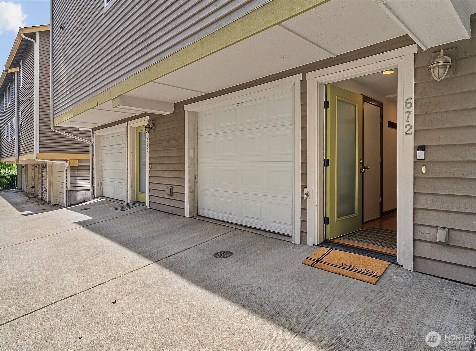 672 NE 40th St Seattle, WA 98105 - Thumbnail 3