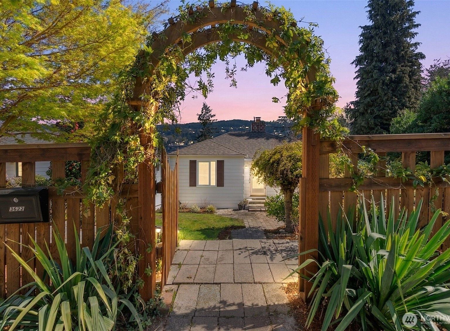 3622 23rd Ave W Seattle, WA 98199 - Thumbnail 3