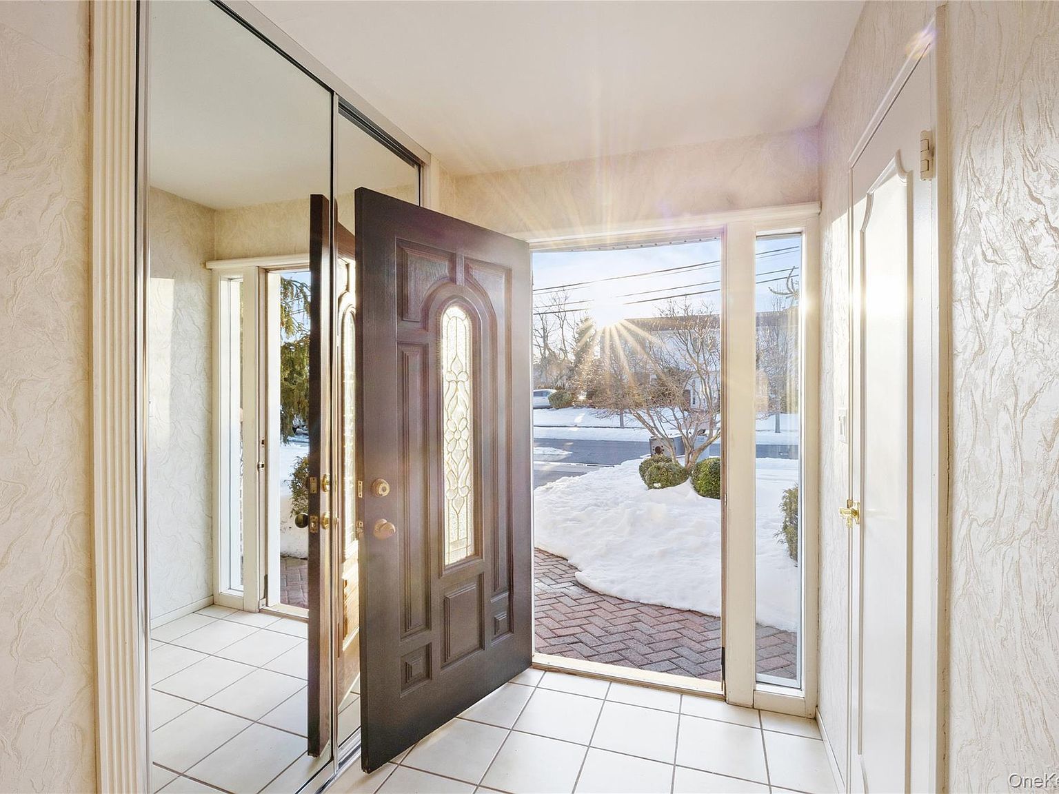 1981 Cynthia Ln Merrick, NY 11566 - Thumbnail 3