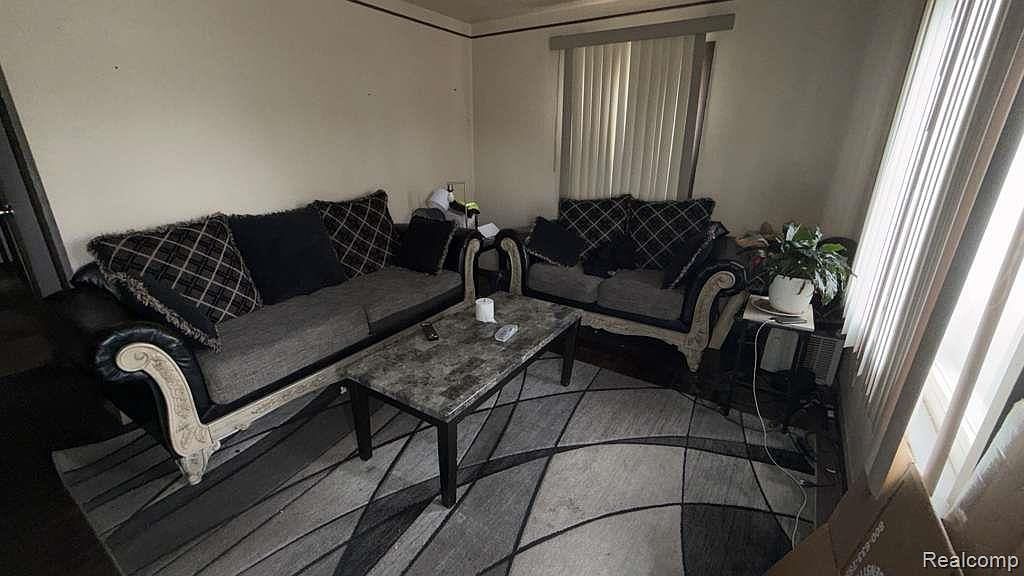 8494 Heyden St Detroit, MI 48228 - Thumbnail 3