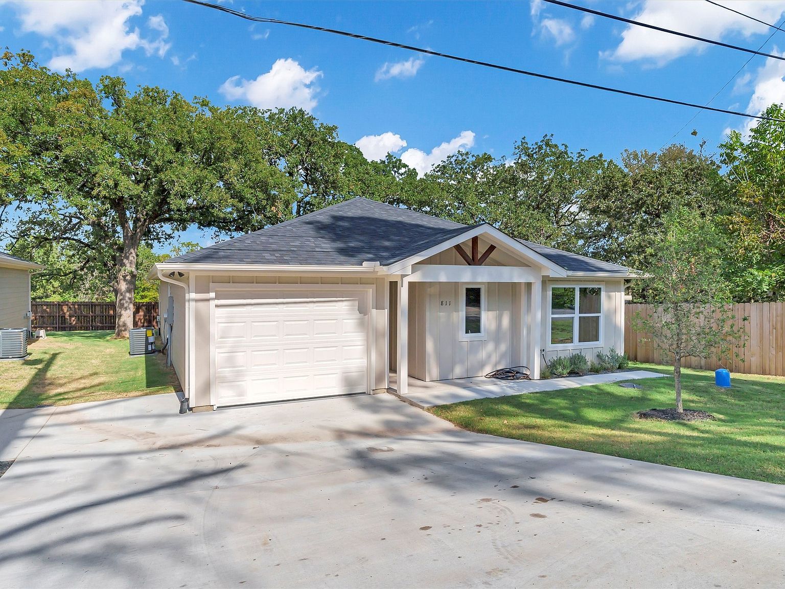 811 Branding Iron Trl Granbury, TX 76049 - Thumbnail 3