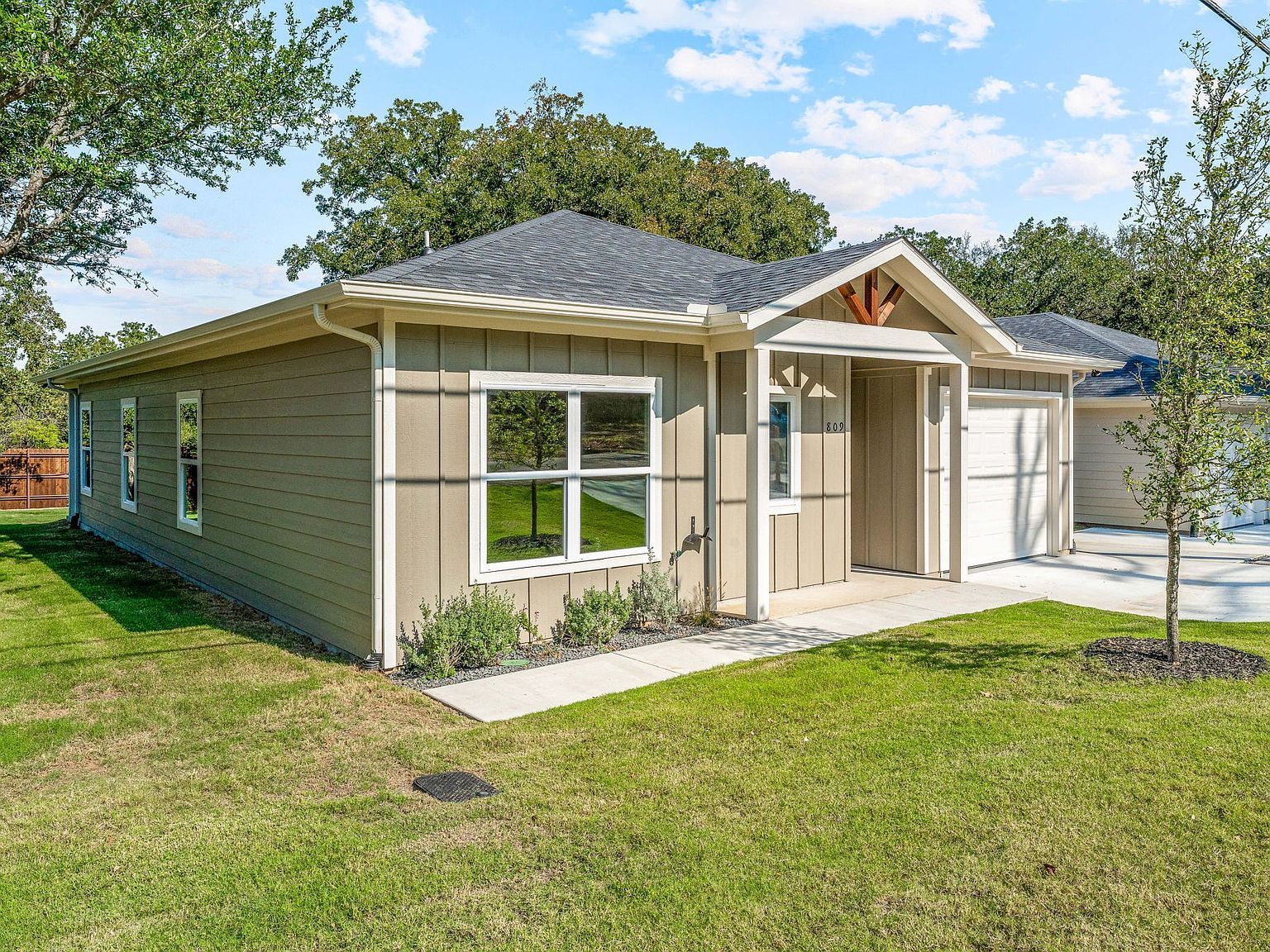 809 Branding Iron Trl Granbury, TX 76049 - Thumbnail 3