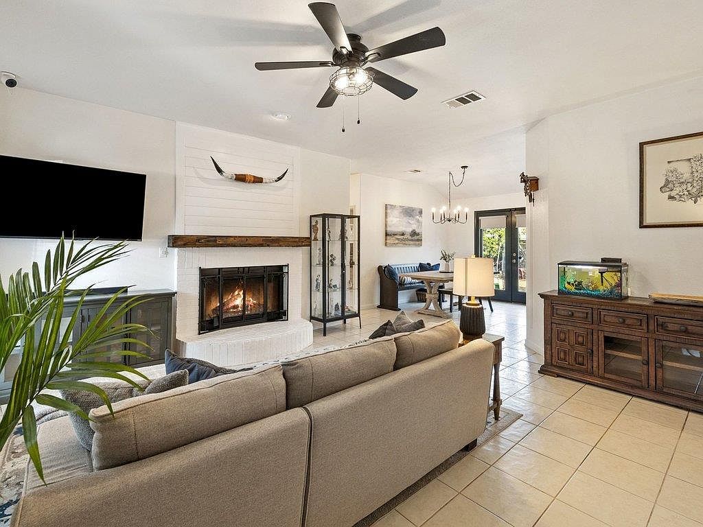 8022 Flintlock Cir Lago Vista, TX 78645 - Thumbnail 3