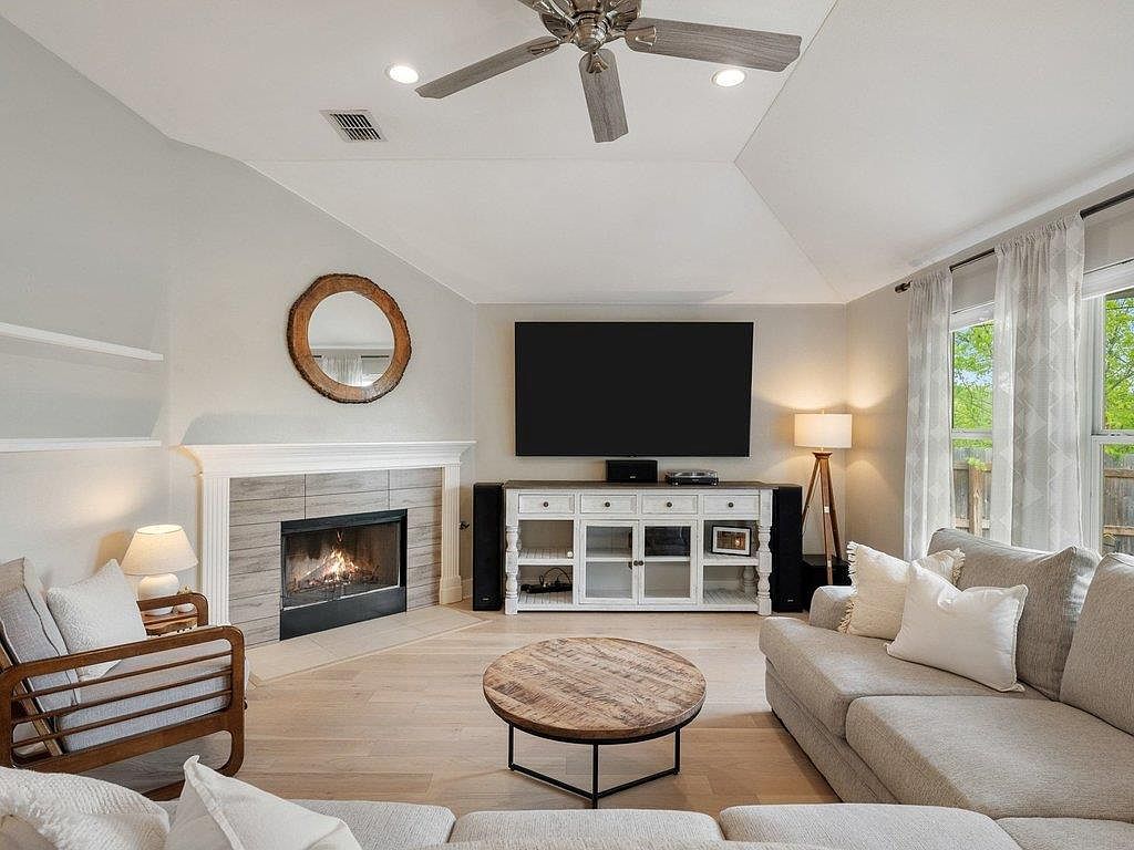 608 Ranier Ln Round Rock, TX 78665 - Thumbnail 3