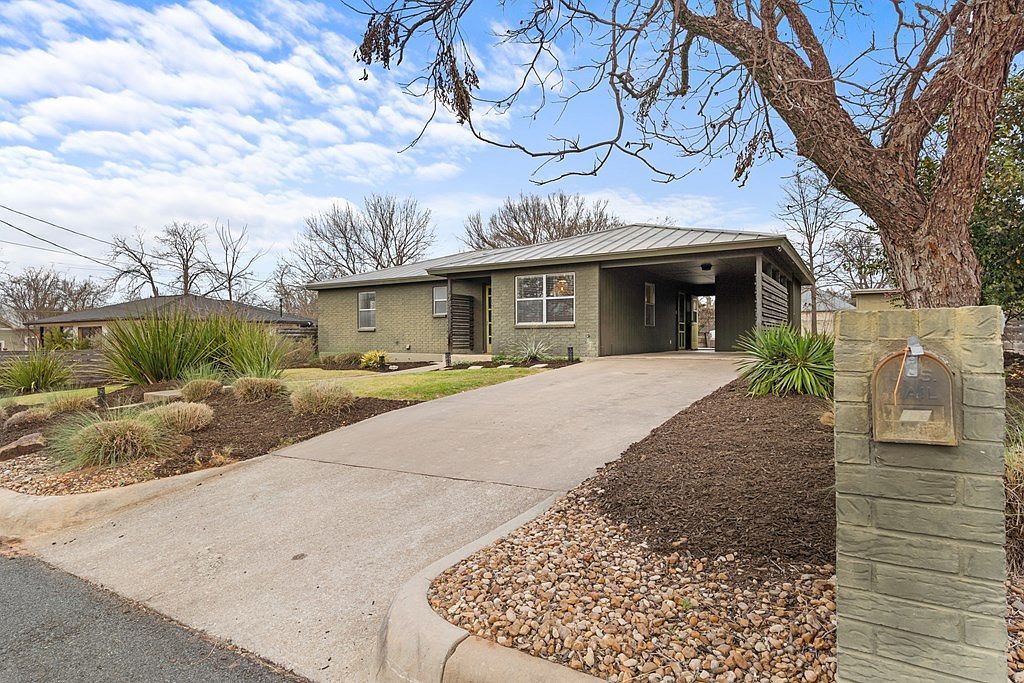 406 E College St Fredericksburg, TX 78624 - Thumbnail 3