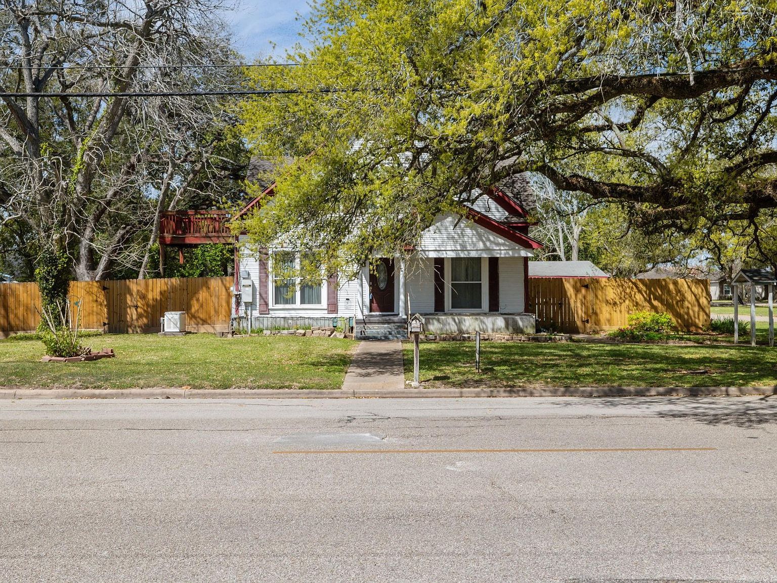 602 W Sealy St Alvin, TX 77511 - Thumbnail 3