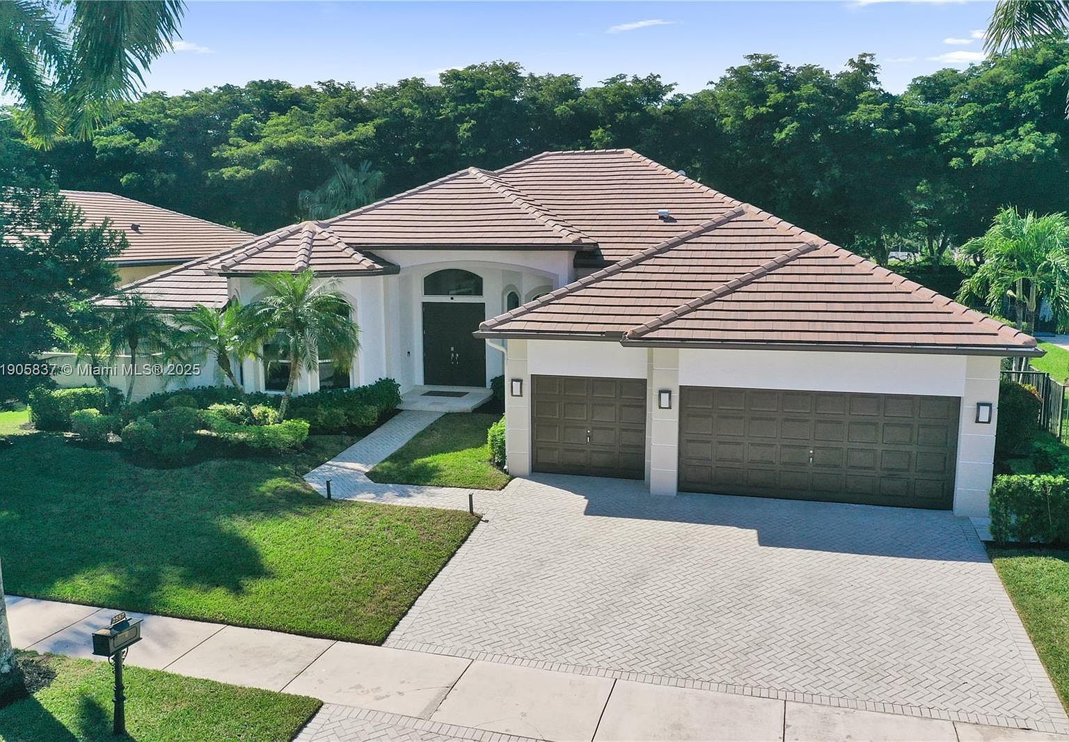 2557 Montclaire Cir Weston, FL 33327 - Thumbnail 3