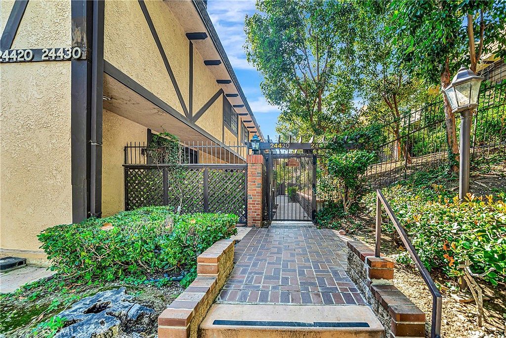 24420 Victory Blvd APT 5 Woodland Hills, CA 91367 - Thumbnail 3