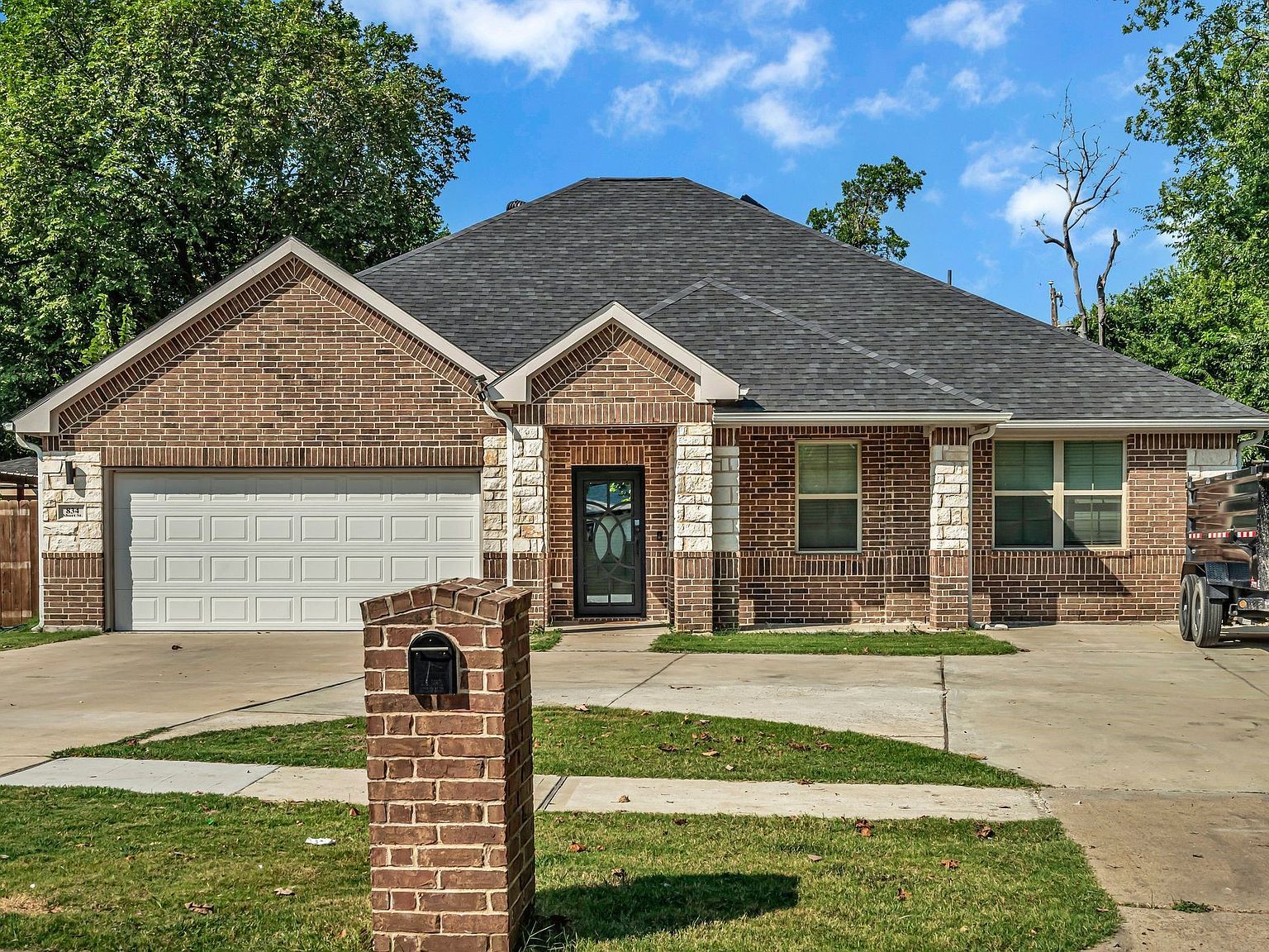 834 Short St Grand Prairie, TX 75051 - Thumbnail 3