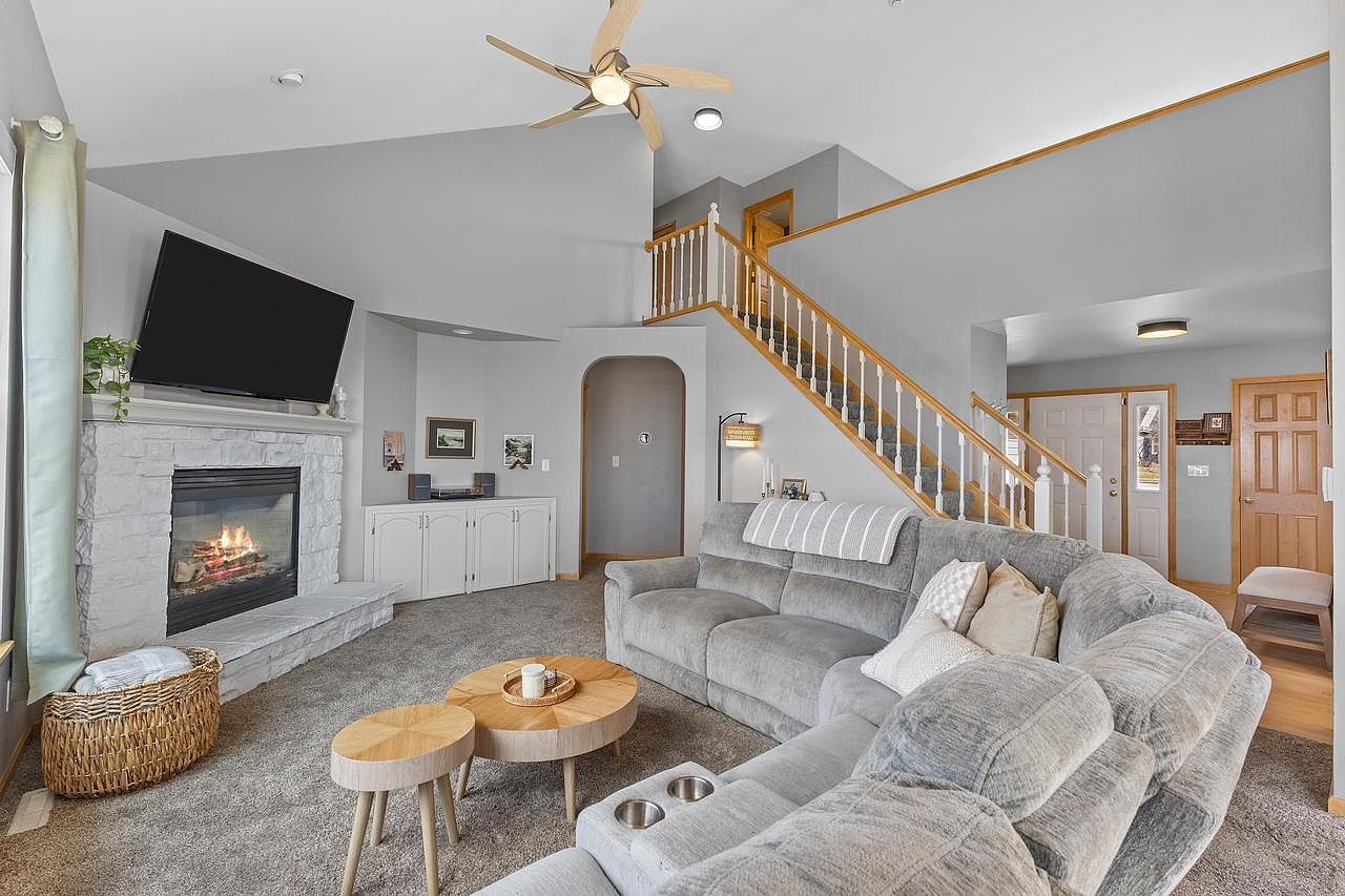 1604 Auburn Ct Waukesha, WI 53189 - Thumbnail 3