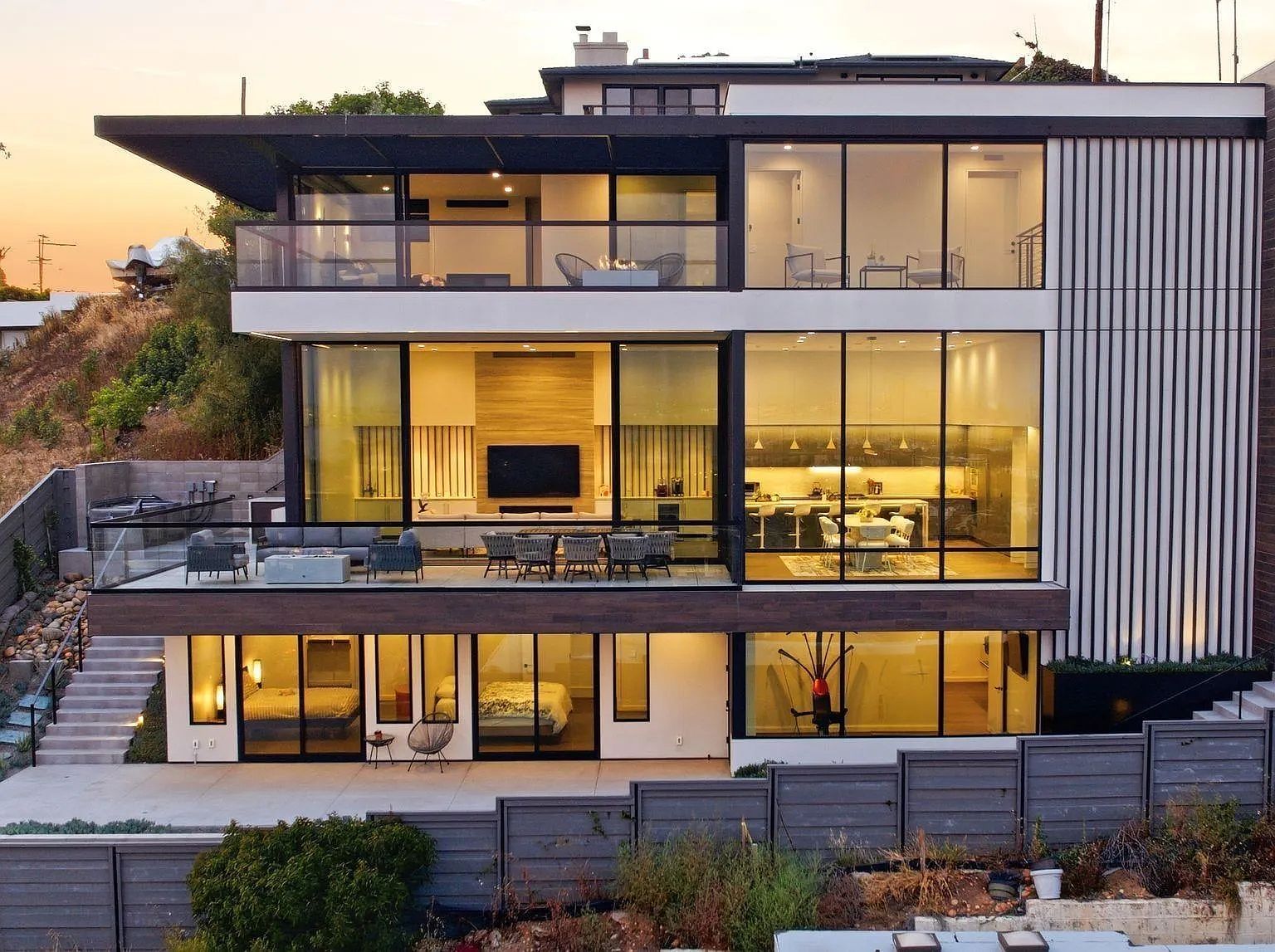 2035 Evergreen St San Diego, CA 92106 - Thumbnail 3