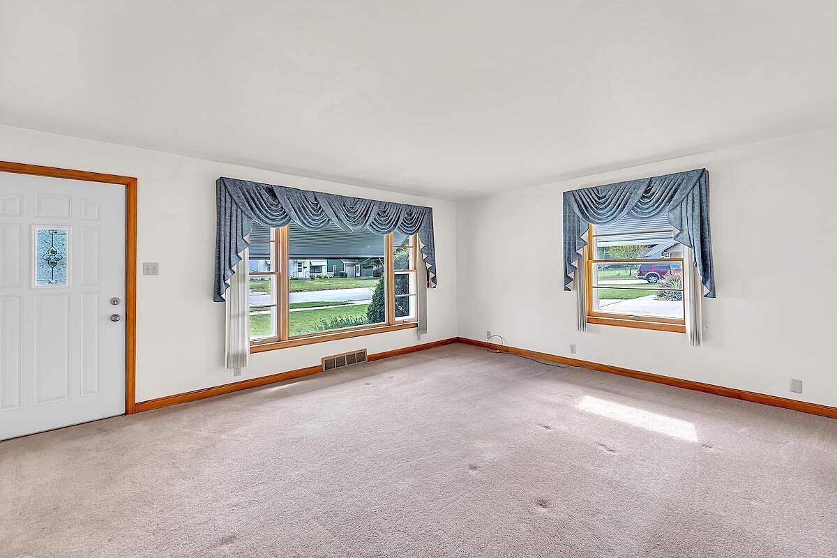 1040 Lincoln Dr W West Bend, WI 53095 - Thumbnail 3