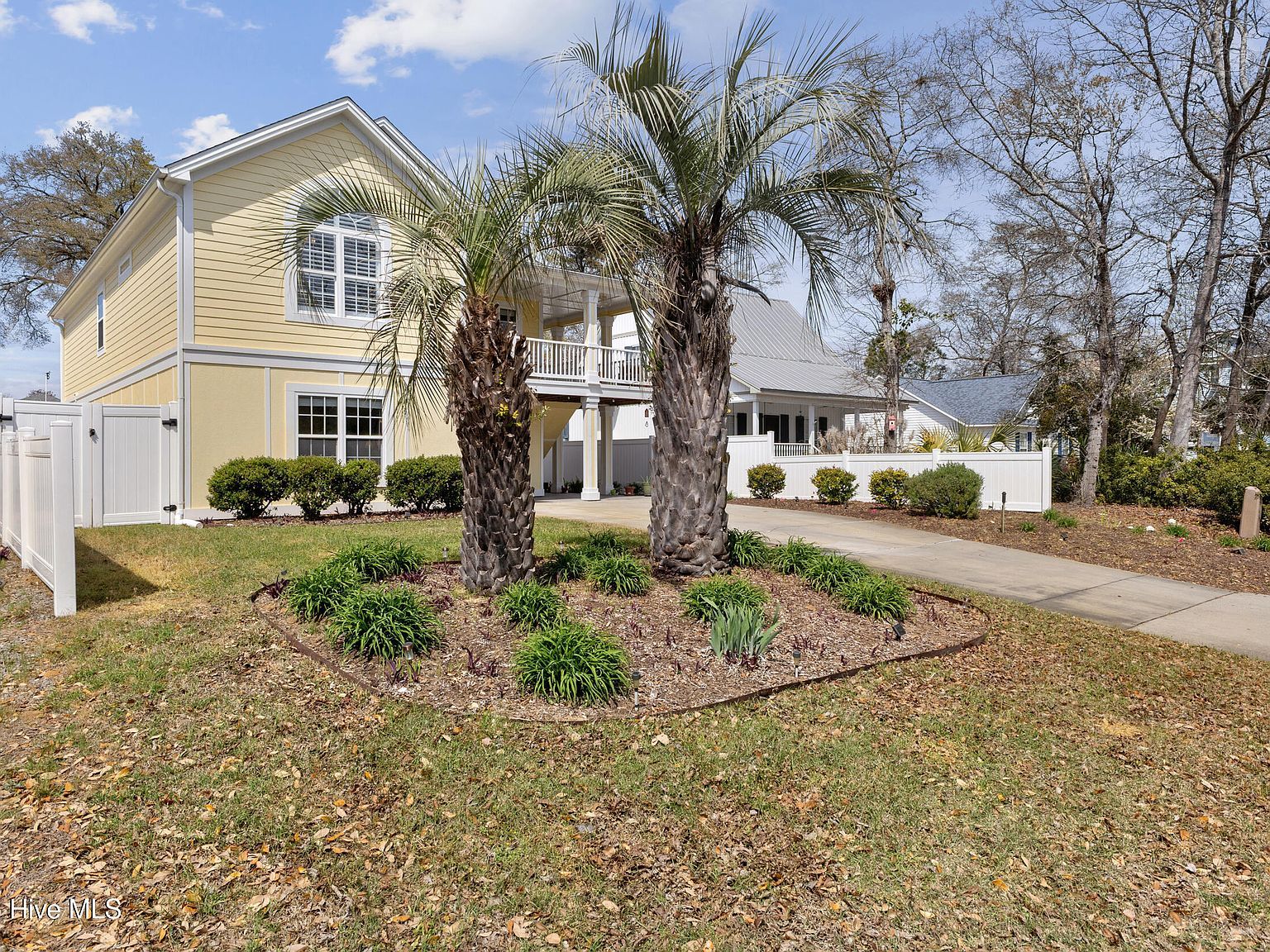 329 NE 59th St Oak Island, NC 28465 - Thumbnail 3