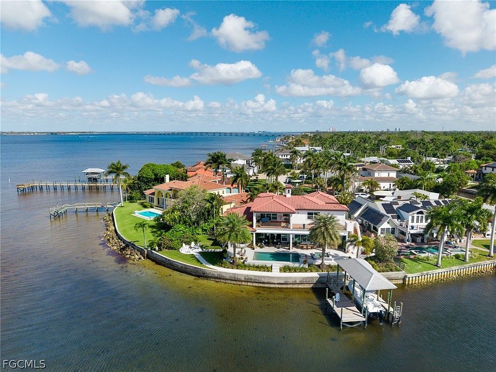 911 Aqua Ln Fort Myers, FL 33919 - Thumbnail 3