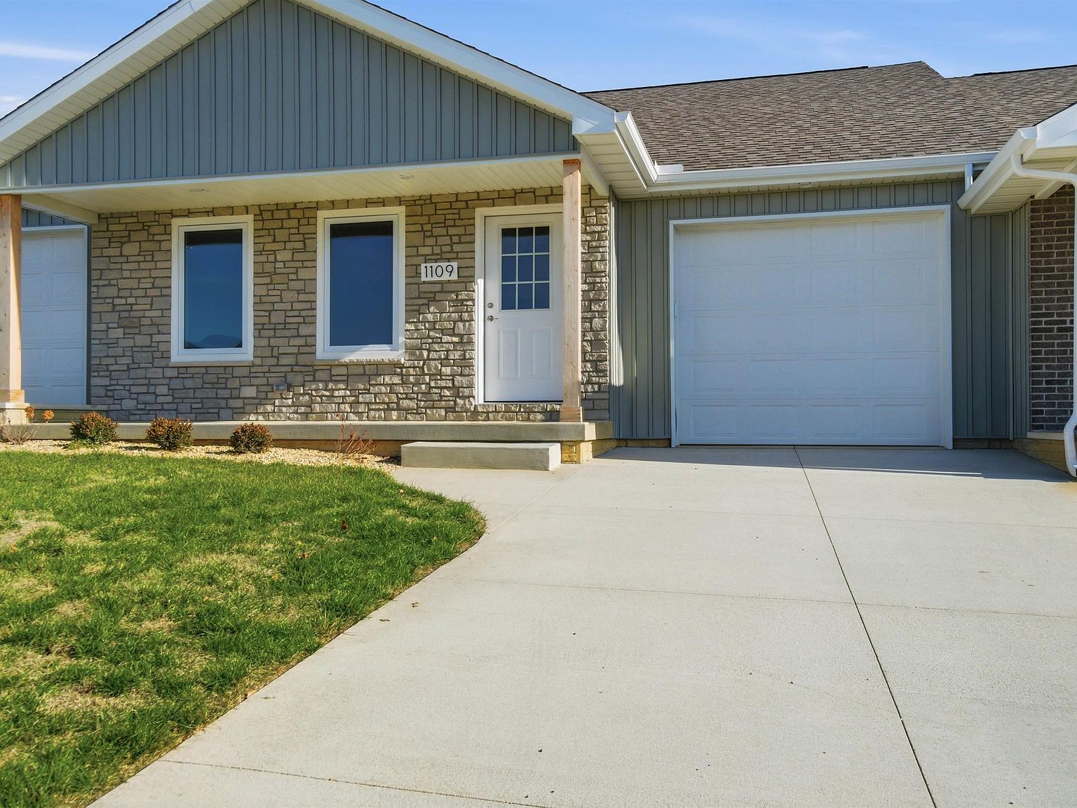 1109 Lawson St Washington, IL 61571 - Thumbnail 3