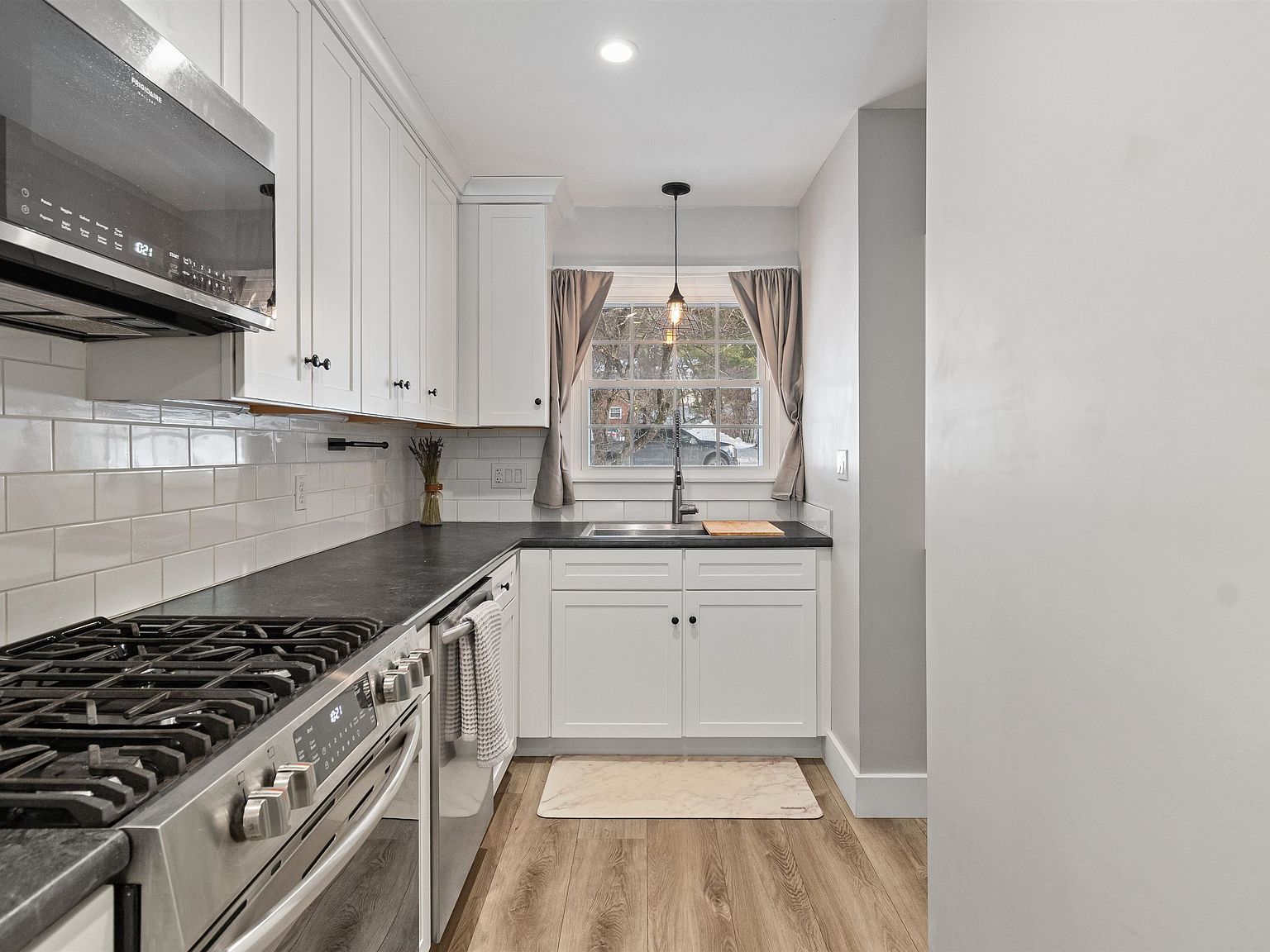 7 Sugartree Ln UNIT A8 Essex Junction, VT 05452 - Thumbnail 3