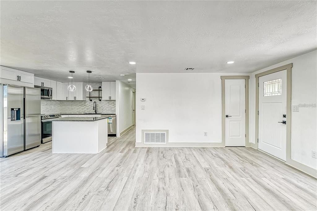 1300 Melonwood Ave Clearwater, FL 33759 - Thumbnail 3