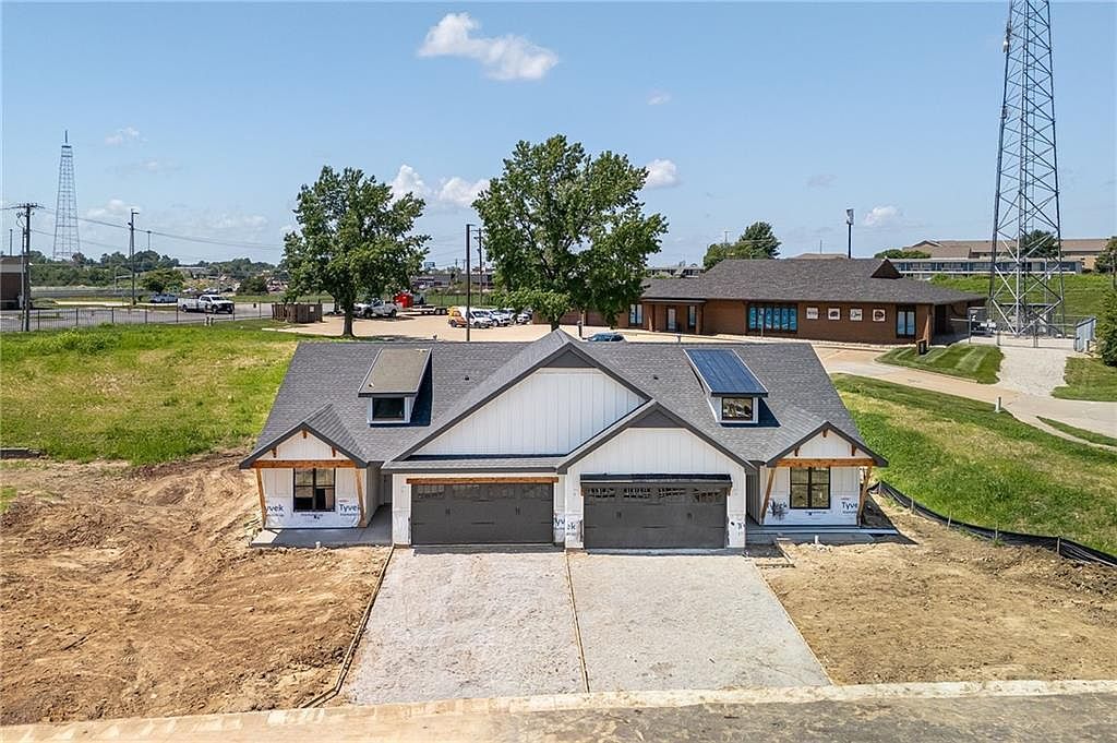 1404 Country Ln Saint Joseph, MO 64506 - Thumbnail 3