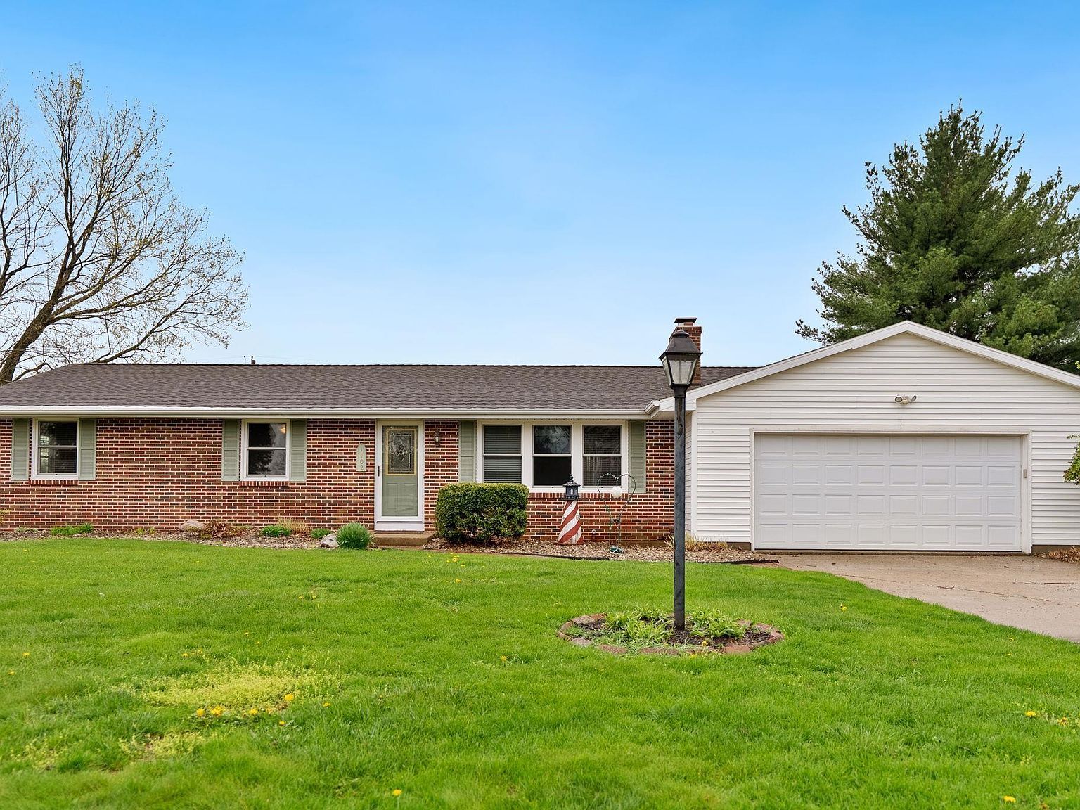 1402 Sunset Dr Winona Lake, IN 46590 - Thumbnail 3