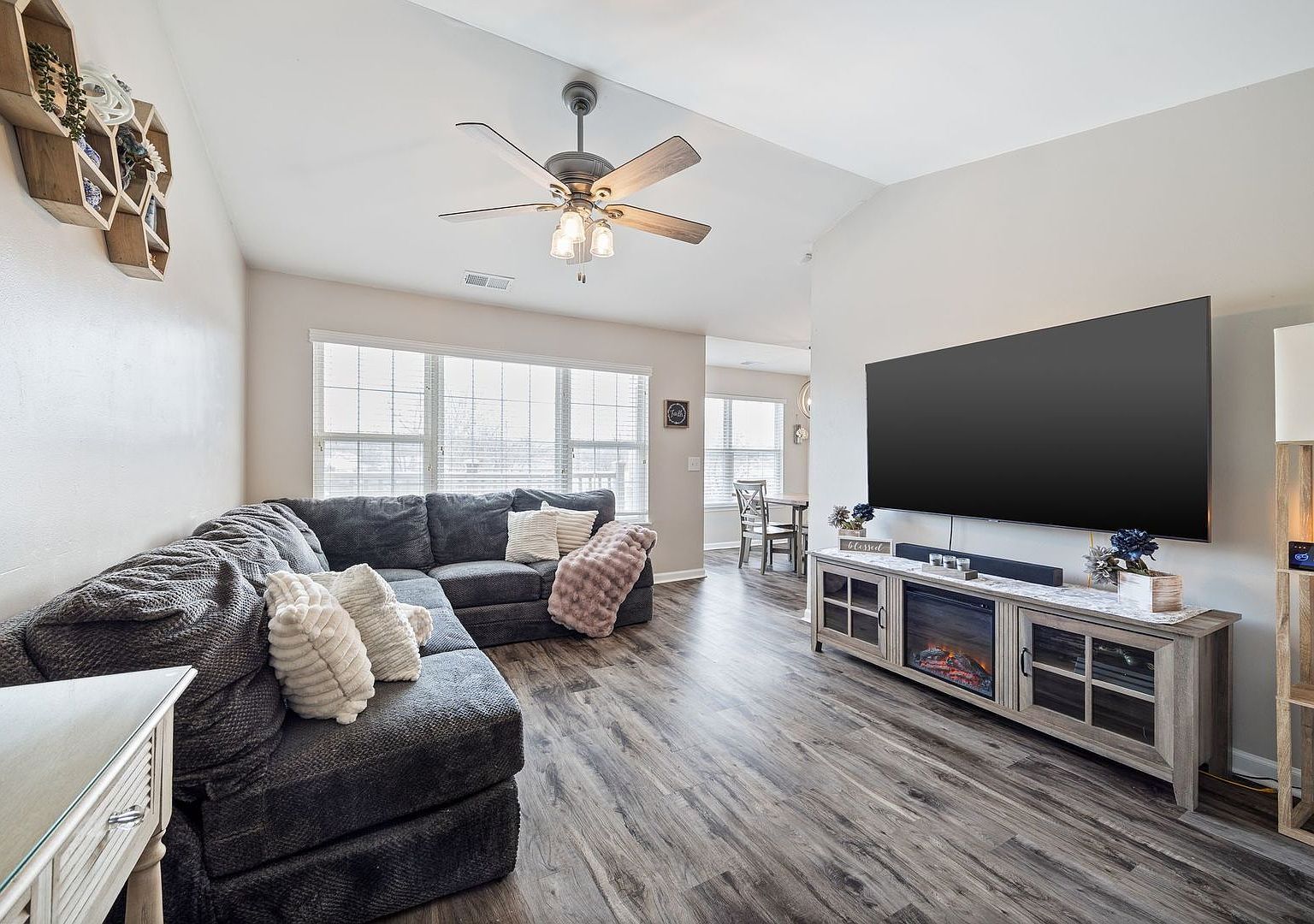 1281 N Red Oak Cir UNIT 3 Round Lake Beach, IL 60073 - Thumbnail 3