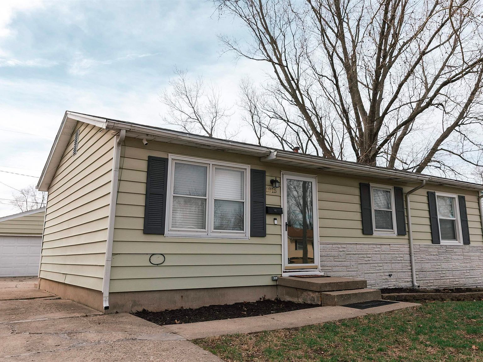 1815 Fairfield Dr Springfield, IL 62702 - Thumbnail 3