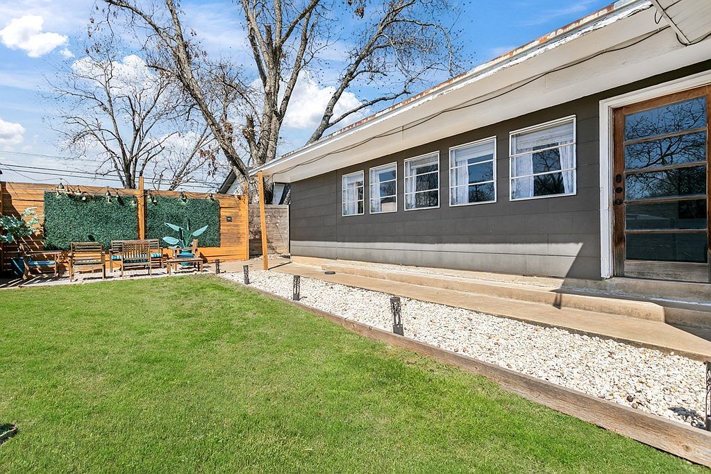 333 W Burbank St Fredericksburg, TX 78624 - Thumbnail 3