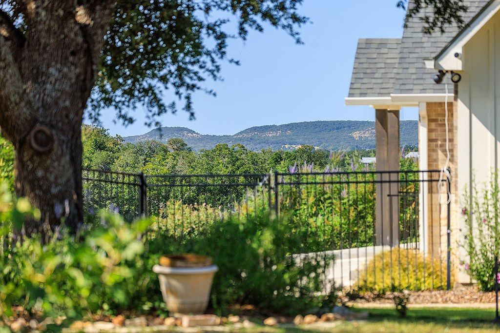 201 Mystic Oaks Trl Fredericksburg, TX 78624 - Thumbnail 3